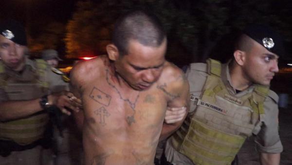 Homem que estava abusando de criança de cinco anos era procurado por homicídio e chegou pelado em delegacia