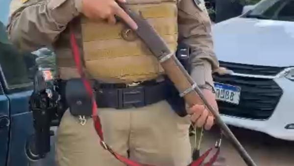 Homem tenta matar uma pessoa, esconde arma na casinha de cachorro e acaba preso