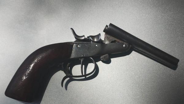 Homem tenta vender arma de fogo no centro da cidade de Presidente Kennedy e acaba preso 