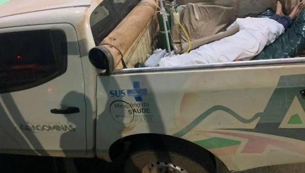 Idoso é levado para hospital em carroceria de caminhonete por falta de ambulância em Aragominas
