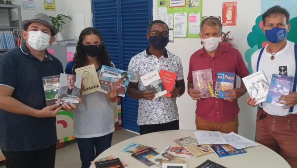 Imortais da Academia de Letras de Araguaína doam livros para biblioteca escolar em Araguaína