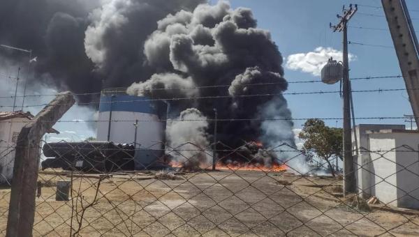 Incêndio atinge caixa d'água e tubulações de unidade de tratamento de água em Araguaína