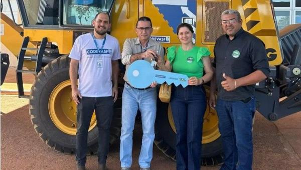 Itaporã do Tocantins recebe maquinário destinado pelo Deputado Carlos Gaguim 