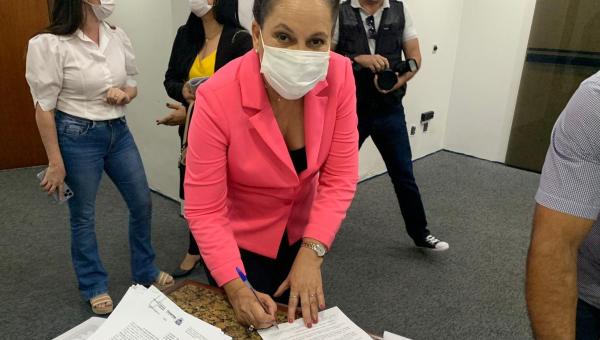 Josi Nunes assina convênios com Governo do Estado que ampliam o valor do repasse do transporte escolar