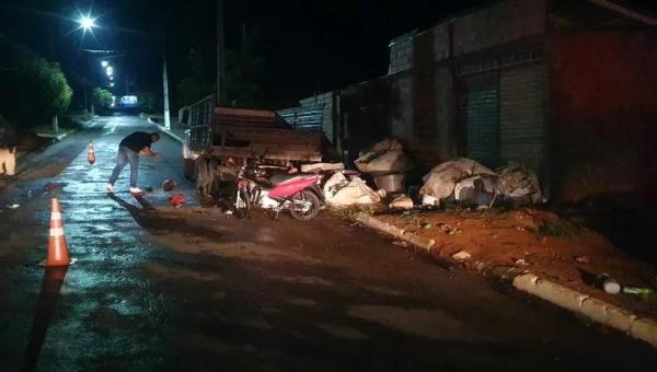 Jovem morre após bater na traseira de caminhão parado em avenida