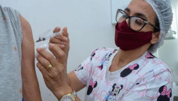 Jovens a partir de 18 anos de idade podem ser vacinados contra Covid-19 em Pequizeiro