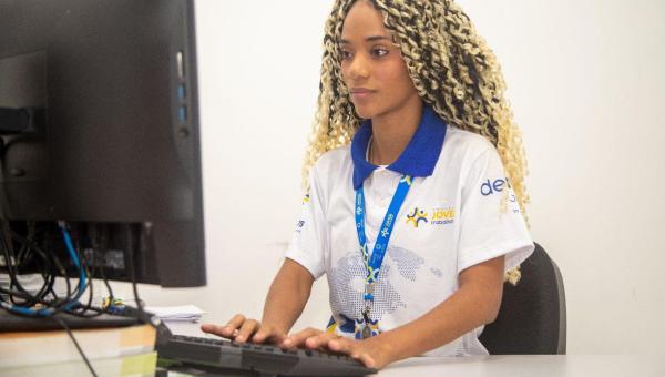 Jovens do Programa Jovem Trabalhador destacam a oportunidade do primeiro emprego na Secretaria de Estado dos Esportes e Juventude 