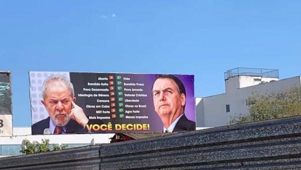 Justiça determina retirada de outdoors que comparam Lula e Bolsonaro em Palmas
