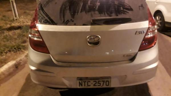 Ladrão furta carro, usa cartão do proprietário para abastecer e acaba preso
