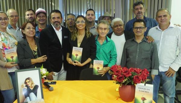 Lançamento de livro da escritora Fernanda de Alcântara reúne amantes da literatura em Araguaína