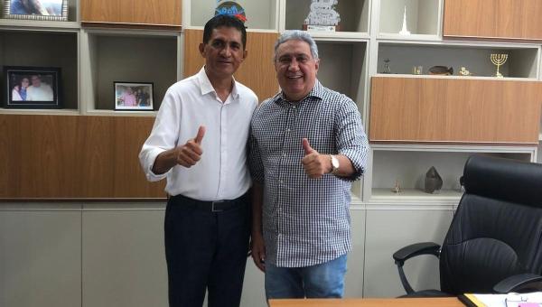 Laurez Moreira recebe em Palmas Dr. Nunes, liderança de Xamboá, atuante no Bico do Papagaio