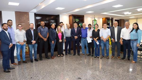 Laurez Moreira, recebe vereadores de Gurupi e discute demandas da cidade