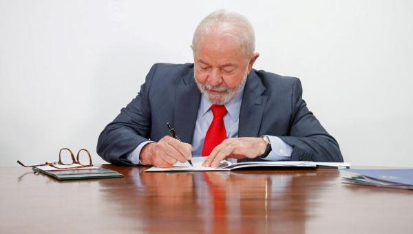 Lula assina decreto que reajusta salário mínimo para R$ 1.412
