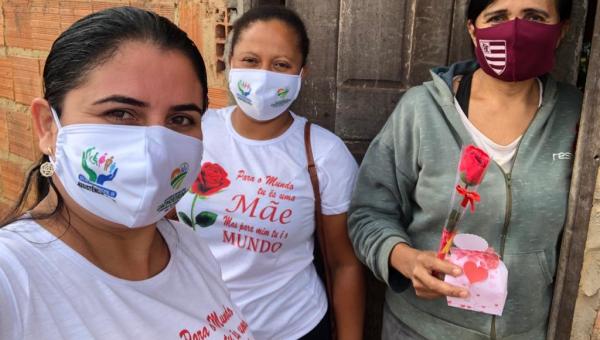 Mães recebem homenagens e lembranças em casa pela Prefeitura de Cachoeirinha
