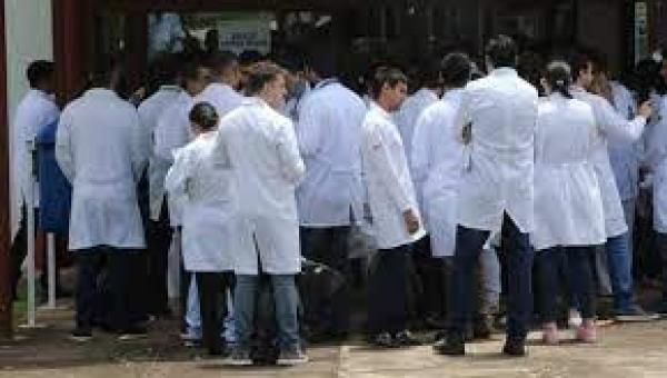 Mais de 3.500 médicos esperam por revalidação de diplomas desde 2021 pela UnirG