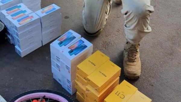 Mais de 320 celulares e acessórios são apreendidos com empresários na BR-153