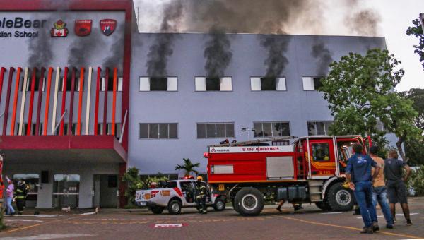 Mais de 50 bombeiros atuam no combate a incêndio em escola, em Palmas