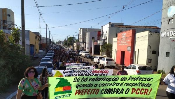 Manifestação cobra cumprimento do PCCR dos servidores da Educação do Município de Araguaína 
