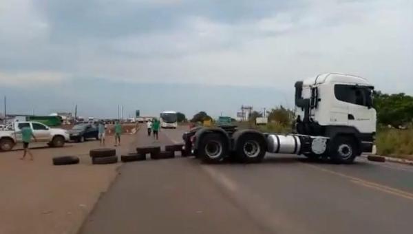 Manifestação impede passagem de caminhões em pontos de rodovia no TO