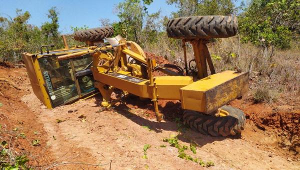 Máquina da Prefeitura de Darcinópolis tomba realizando serviços na Zona Rural de Palmeiras do Tocantins