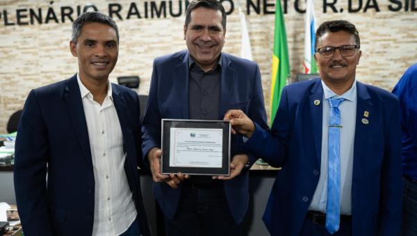 Marcus Marcelo recebe título de cidadão de Palmeirante e anuncia novos investimentos