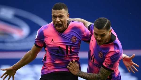 Mbappé faz dois, PSG vence com gol nos acréscimos e fica a um ponto do líder Lille