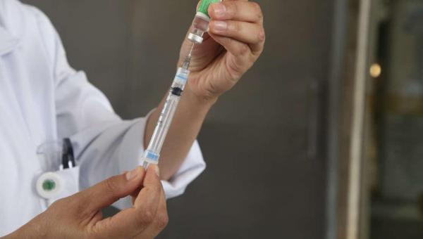 Meia dose da vacina AstraZeneca tem eficácia de 88,3%, diz estudo