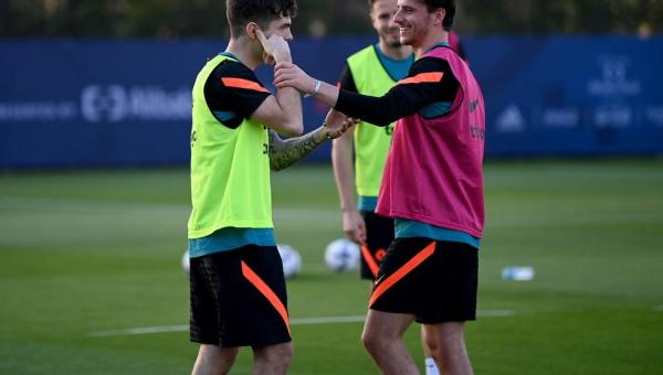 Mendy e Mount treinam no Chelsea e acirram briga por vaga no time titular contra o Palmeiras