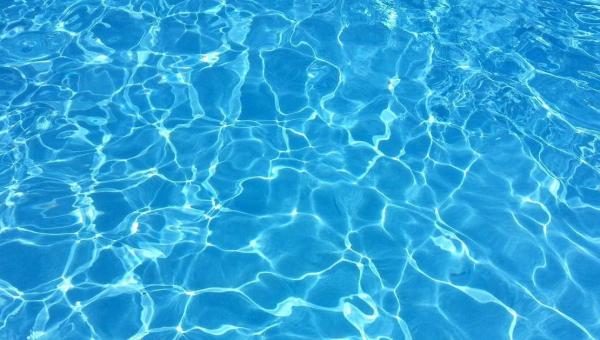 Menina de 2 anos morre após se afogar em piscina de plástico