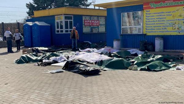 Míssil Russo atinge trem na Ucrânia  lotada de mulheres, crianças e idosos deixa mais  50 mortos