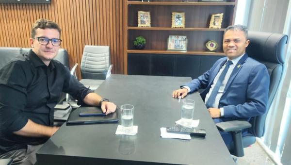 Moisemar Marinho discute audiência pública sobre drogas com delegado da Polícia Federal