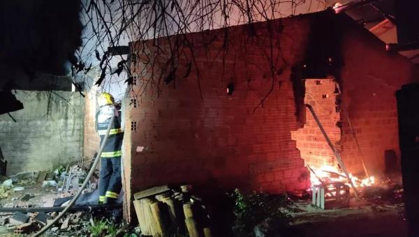 Morador escala telhado da própria casa para escapar de incêndio em Araguaína