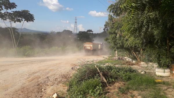 Moradores de Xambioá enfrentam problemas com poeira causada por caminhões de transporte de calcário da Minerax