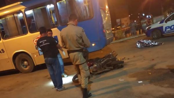 Motociclista de 21 anos morre atropelado por ônibus 