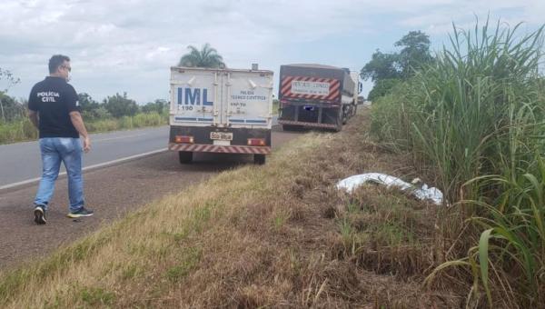 Motociclista morre após bater de frente com carreta na BR-153