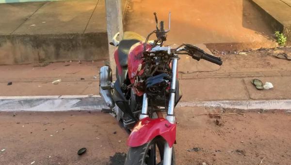 Motociclista morre após perder o controle da moto e bater em poste na rua de casa 