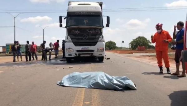Motociclista morre após ser atingido por carreta ao tentar atravessar a BR-153 no trevo do Daiara
