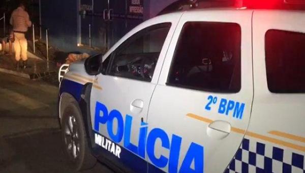 Motoqueiro não identificado baleia morador de rua em Araguaína