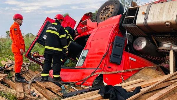 Motorista de 27 anos morre após carreta tombar na TO-040 em Dianópolis 