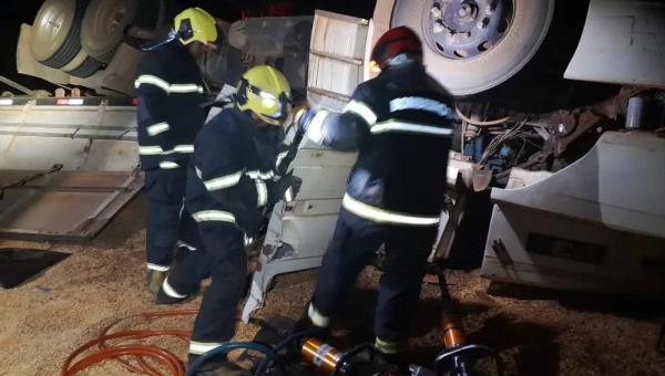 Motorista, de 60 anos de idade, morre após tombar carreta e ficar soterrado por grãos na TO-080