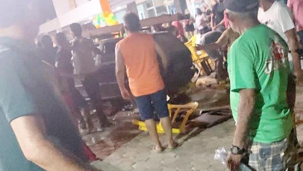 Motorista joga carro contra várias pessoas em Augustinópolis