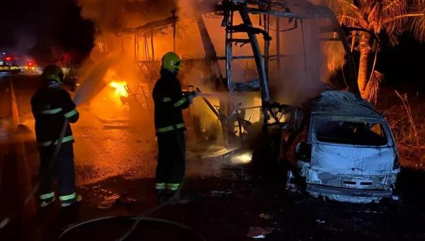 Motorista morre carbonizado após bater de frente com ônibus na BR-153 próximo à Colinas do Tocantins