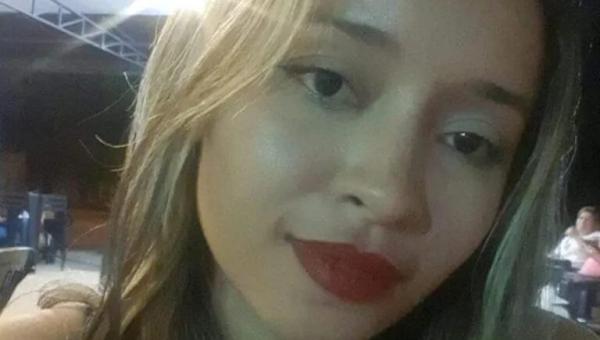 Mulher de 24 anos que estava na garupa de moto morre e piloto fica ferido após pneu do veículo estourar