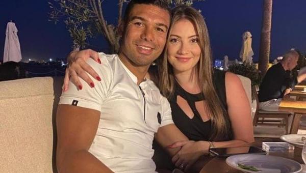 Mulher de Casemiro defende jogador após portal expor suposto caso de infidelidade