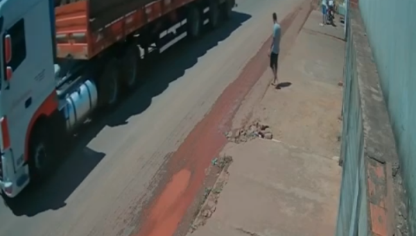 Mulher morre esmagada por carreta em Axixá e motorista foge do local; Filho da vítima tenta incendiar o caminhão 