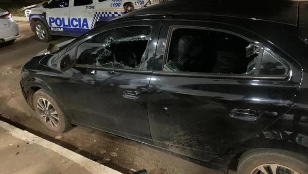 Mulher se descontrola ao ver ex-marido com nova namorada e quebra o carro dele com barra de ferro