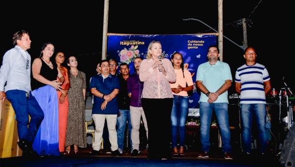 Prefeita Ivoneide Barreto distribui prêmios e celebra dia das mães com show ao vivo