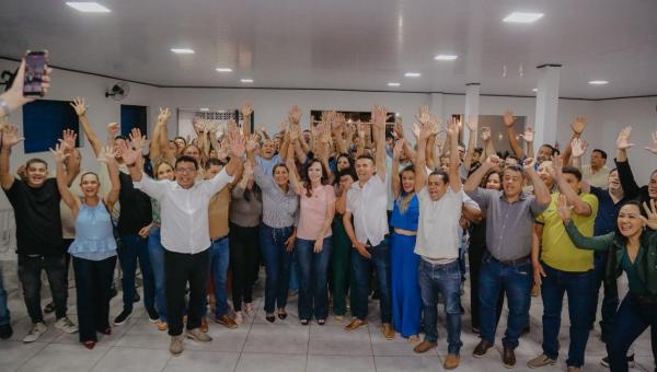 No Aureny IV, líderes promovem grande reunião com cerca de 150 pessoas em apoio a Dorinha