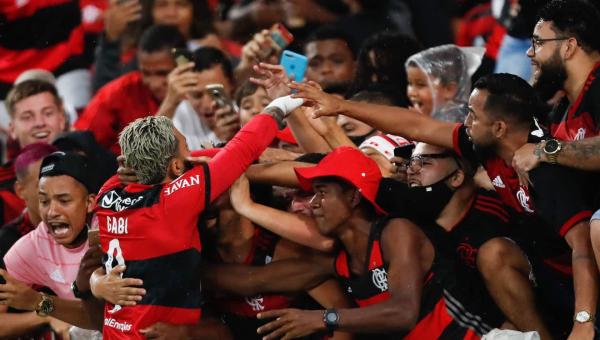 No primeiro jogo após a final da Libertadores, torcida do Flamengo dá show, mas faz cobranças e pede Jorge Jesus