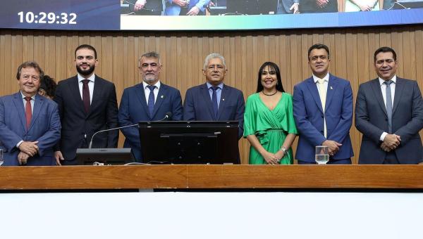 Nova Mesa Diretora da Assembleia, presidida por Amélio Cayres, é empossada com várias autoridades prestigiando o evento 